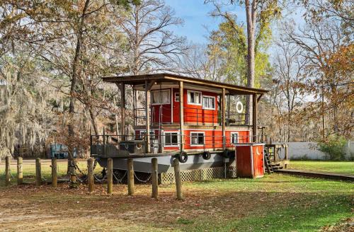Uncertain House | Shipwreck with upper deck, Dock Access, Kayaks