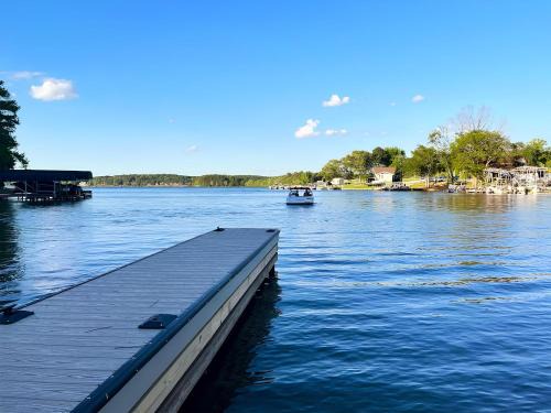 Eatonton House | Shoo Fly at Lake Oconee - Lakefront, Kayaks, Games
