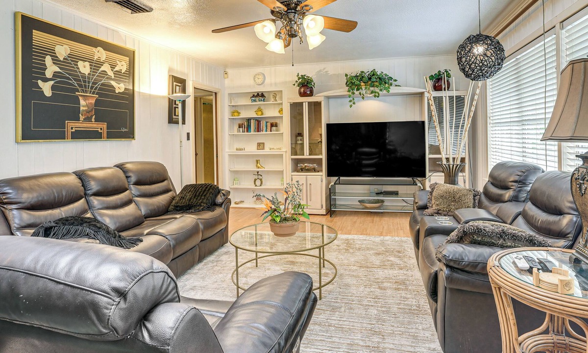 Willow Meadows/Willowbend Area House | Shop, Dine & Explore: Home 3 Mi to NRG Stadium