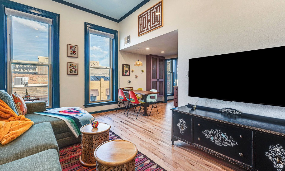 Golden Apartment | Shop, Dine, Unwind! Couples Retreat in Dtwn Golden