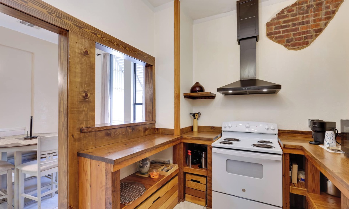 Marshall Apartment | Shop, Dine & Unwind: Dtwn Marshall Studio!