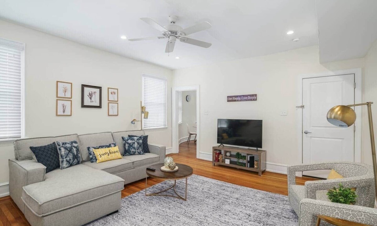 Foxcroft Square Apartment | Shop, Eat, Rest 1 bdrm Apt w/Onsite Free Parking