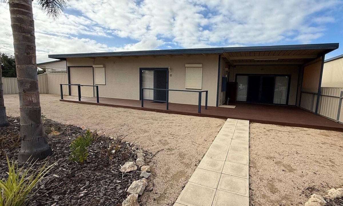 Dalrymple House | Shore Beats Work - Large entertaining area! Dog friendly!