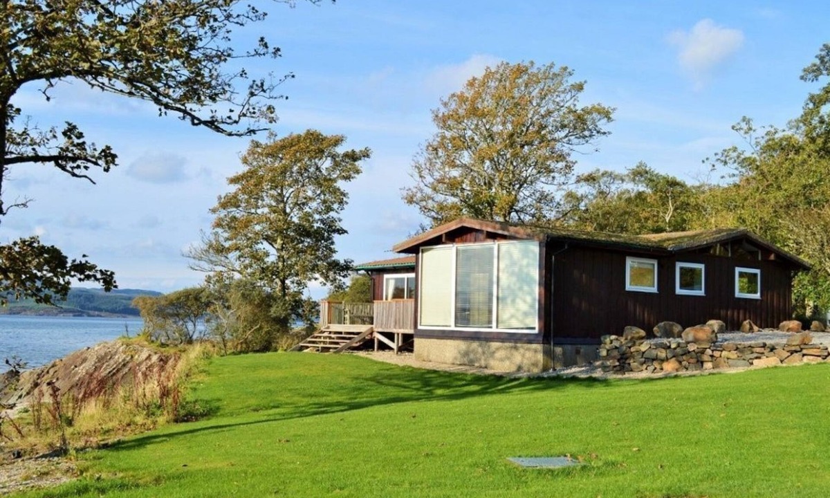 Tighnabruaich Ski Chalet | Shore front location, private beach, Loch Fyne, Argyll. Sleeps 6