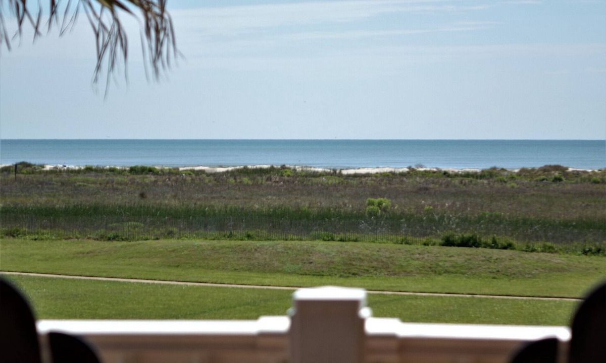 Red Fish Cove Condo | Shore Nuff- Book 5+ nights and get 15% discount- Beach Front Ocean Views-