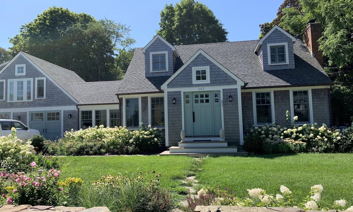 Jamestown House | Shoreby Hill - Recently Renovated Spacious Cape