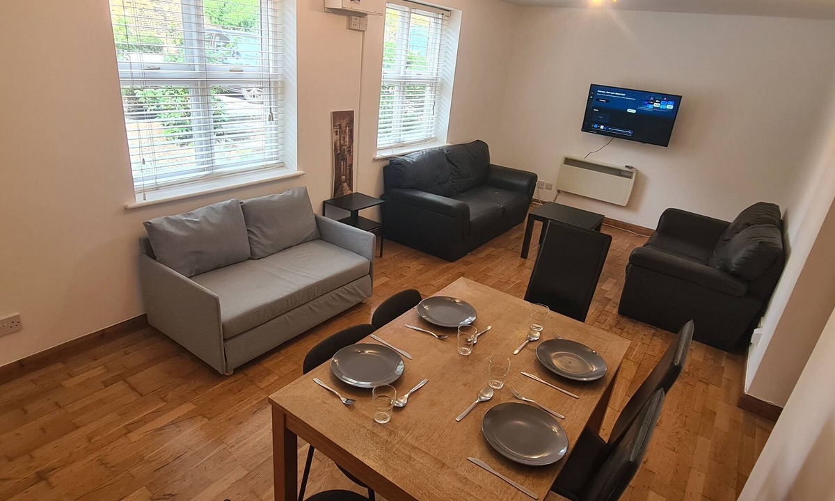 Hackney Downs Apartment | SHOREDITCH CLAPTON MODERN FLAT 3bed 2bath in zone2 with free secure Car Parking