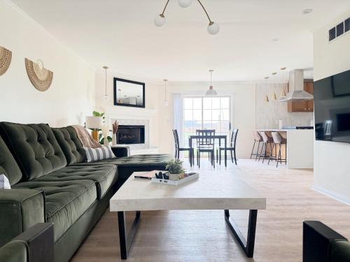 Evansville Apartment | Shoreham Luxe Vibrant 4BR 2,5BA with Waterfront
