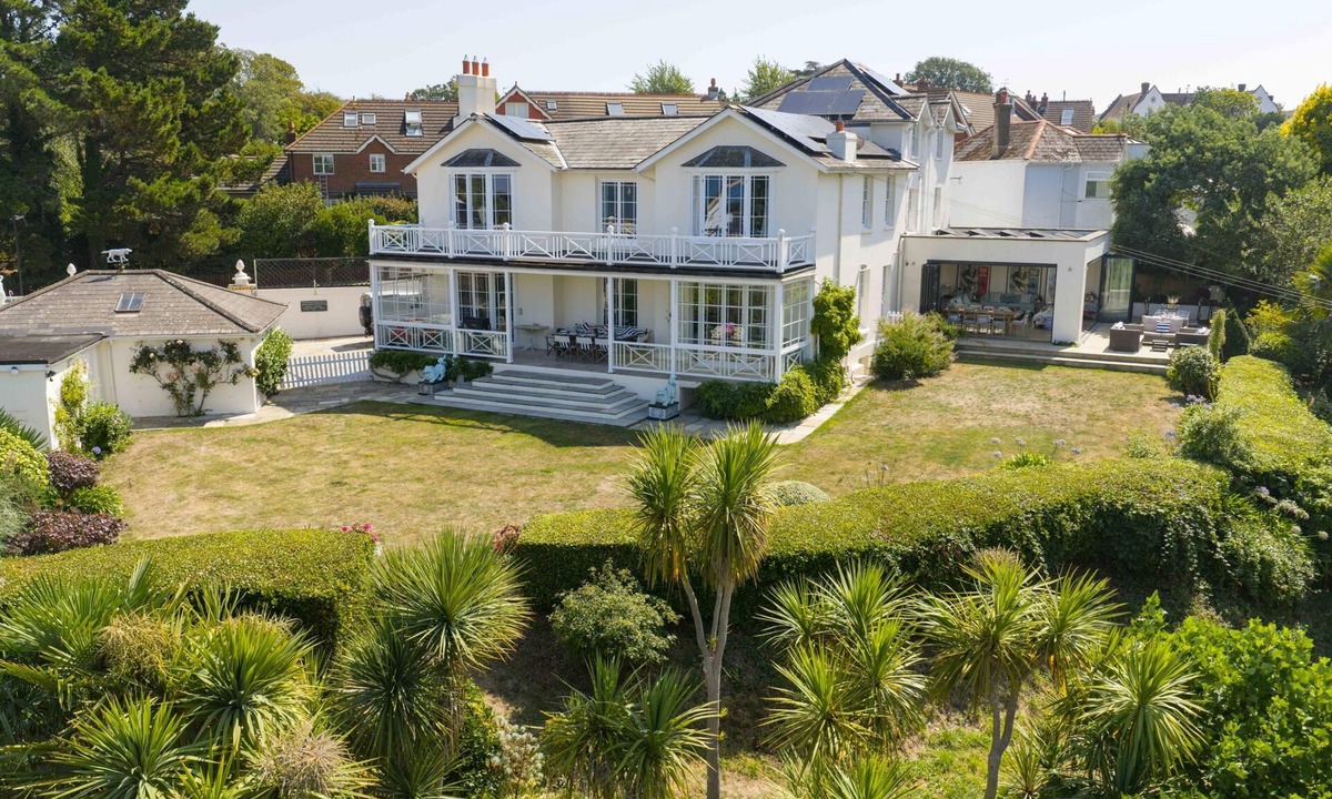 Bembridge House | Shorelands, Bembridge, sleeps 16