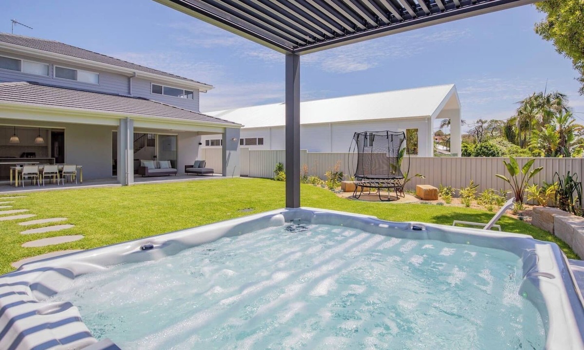 Caves Beach House | Shoreline Luxe Refined Beachside Elegance with Spa