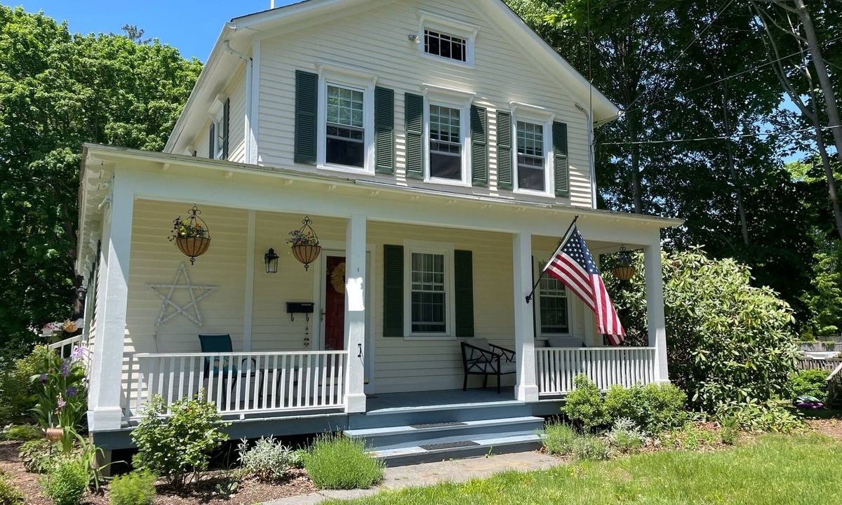 Clinton Apartment | Shoreline Oasis