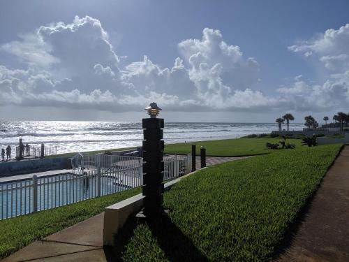 Reeds Hotel | Shoreline Suites & Cabana Cottages – Beachfront