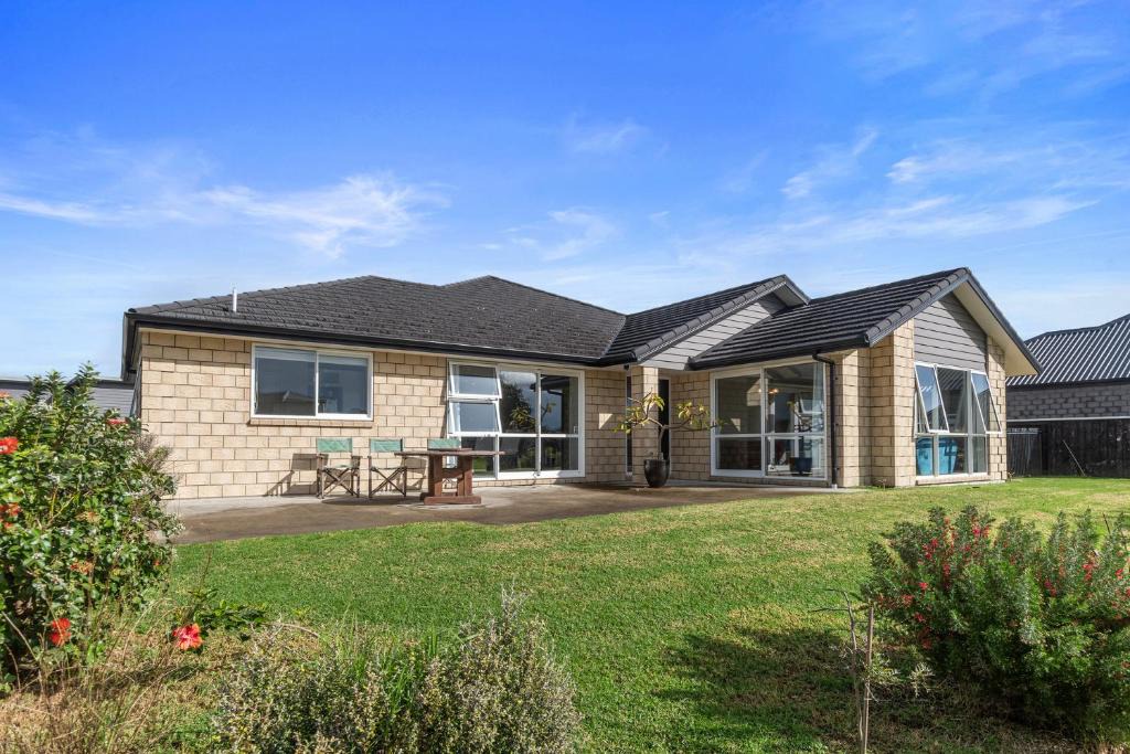 One Tree Point House | Shores Getaway - One Tree Point Holiday Home