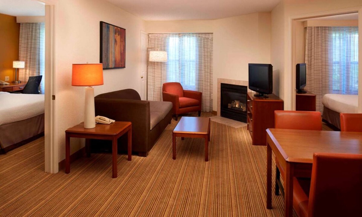 Waukegan Hotel | Short Drive to Independence Grove Forest Preserve! Free Breakfast, Outdoor Pool