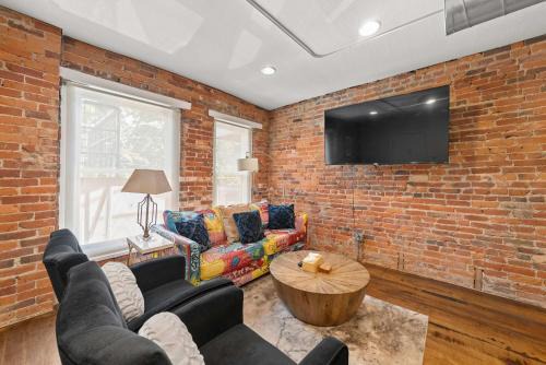 Short North House | Short North Lounge - Stay for 2