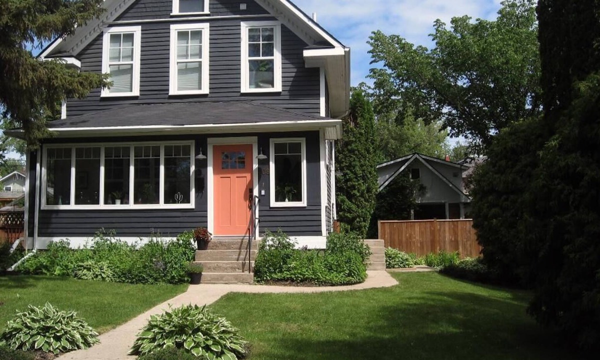 Saskatoon Downtown House | Short-term House Rental August 1 to November 11, 2024