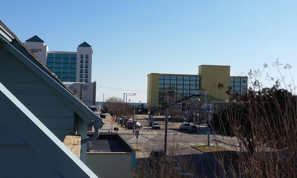 Northeast Virginia Beach Condo | Short Walk to the Beach. Great Area Of Town!