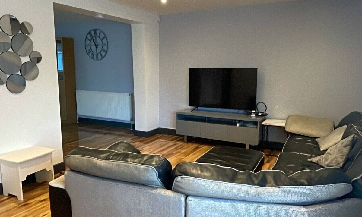 South Hornchurch House | Shortlet Express, 3 bedroom House,2 baths Dagenham