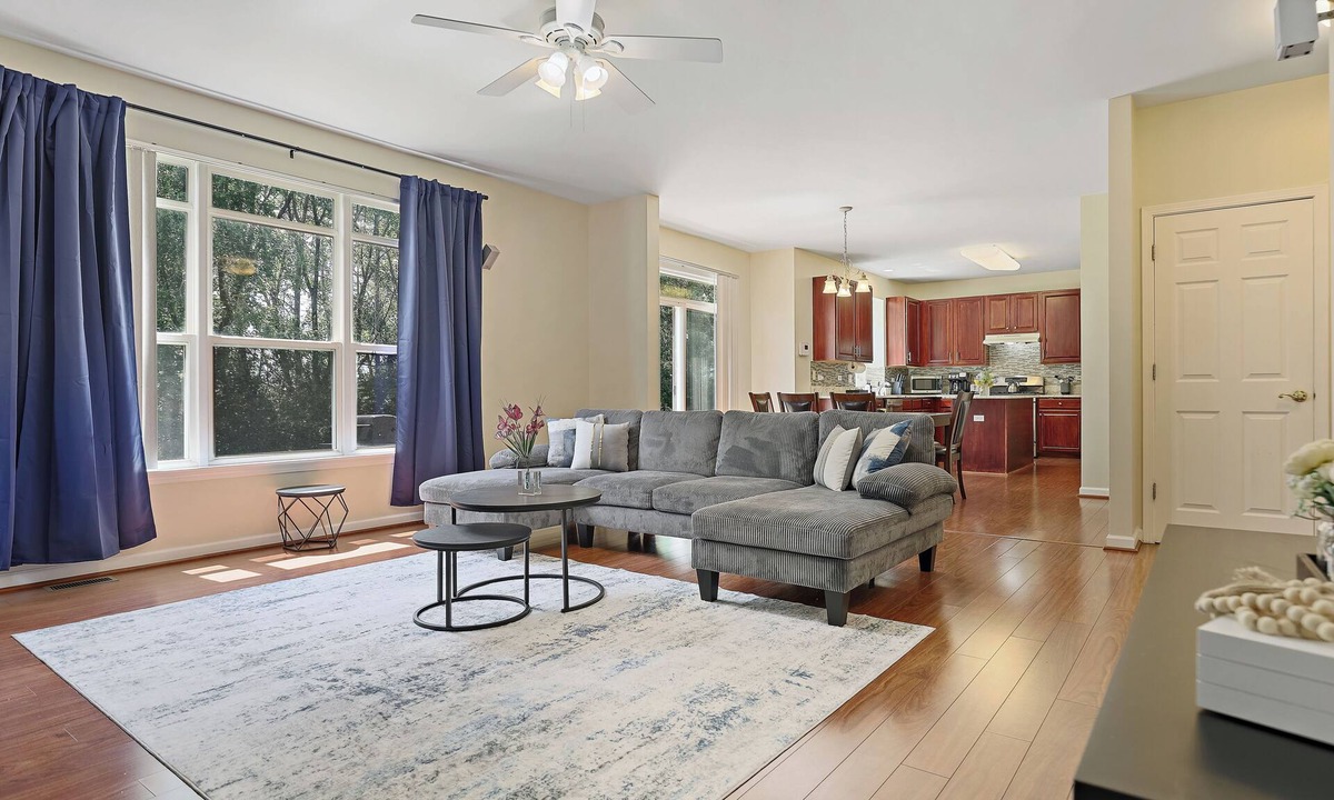 Aurora House | Showstopper: 5 BR+, 3.5BA Spacious Home