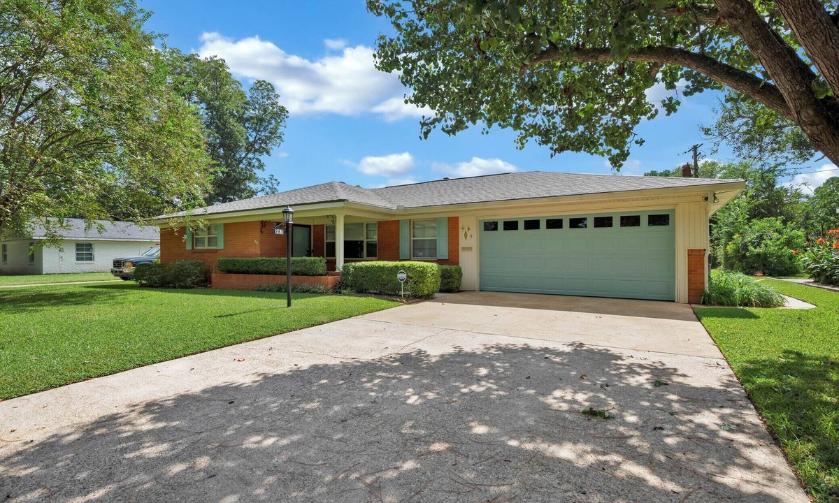 Springlake House | Shreveport Gem, Sleeps 9, Retro Comfort Stay