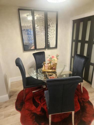 Shrewsbury House | Shrewsbury King Suite | 100in TV + Shower