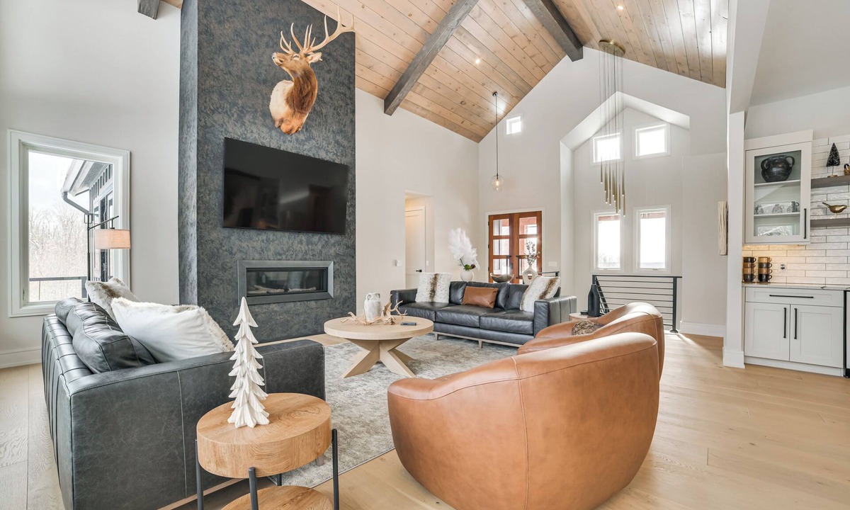 Boyne Falls House | Shuttle to Ski Slopes! Hot Tub Haven in Boyne Mtn
