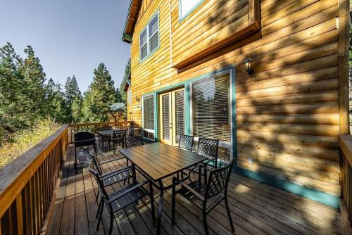 Shaver Lake House | Sierra Pines Villa Deck Jetted Tub Game Rm