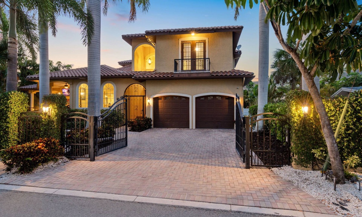 Bay Isle House | Siesta Key Pool Palace - Walk to Beach