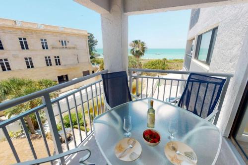Siesta Key House | Siesta Sands Beach Resort 4th Floor with Elevator