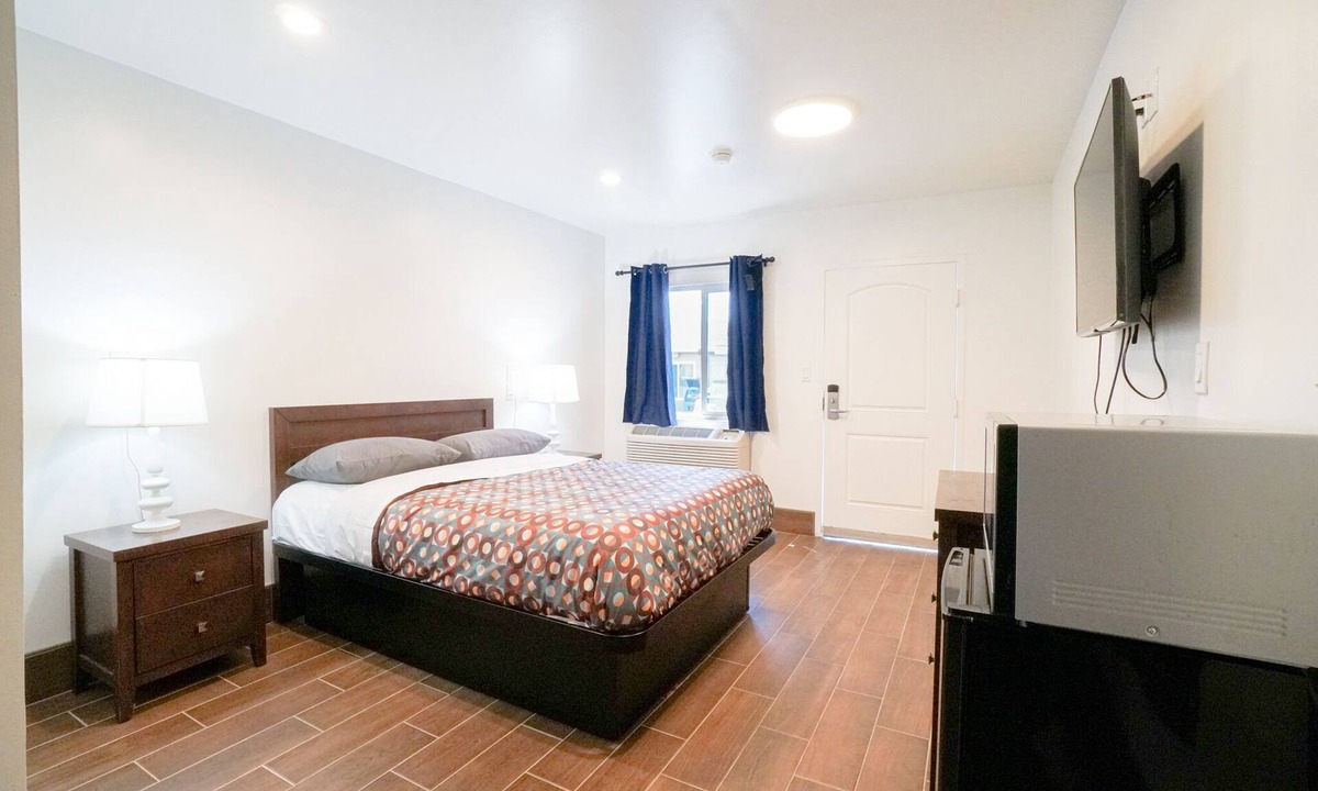 Eastside Hotel | SIGNAL HILL MOTEL