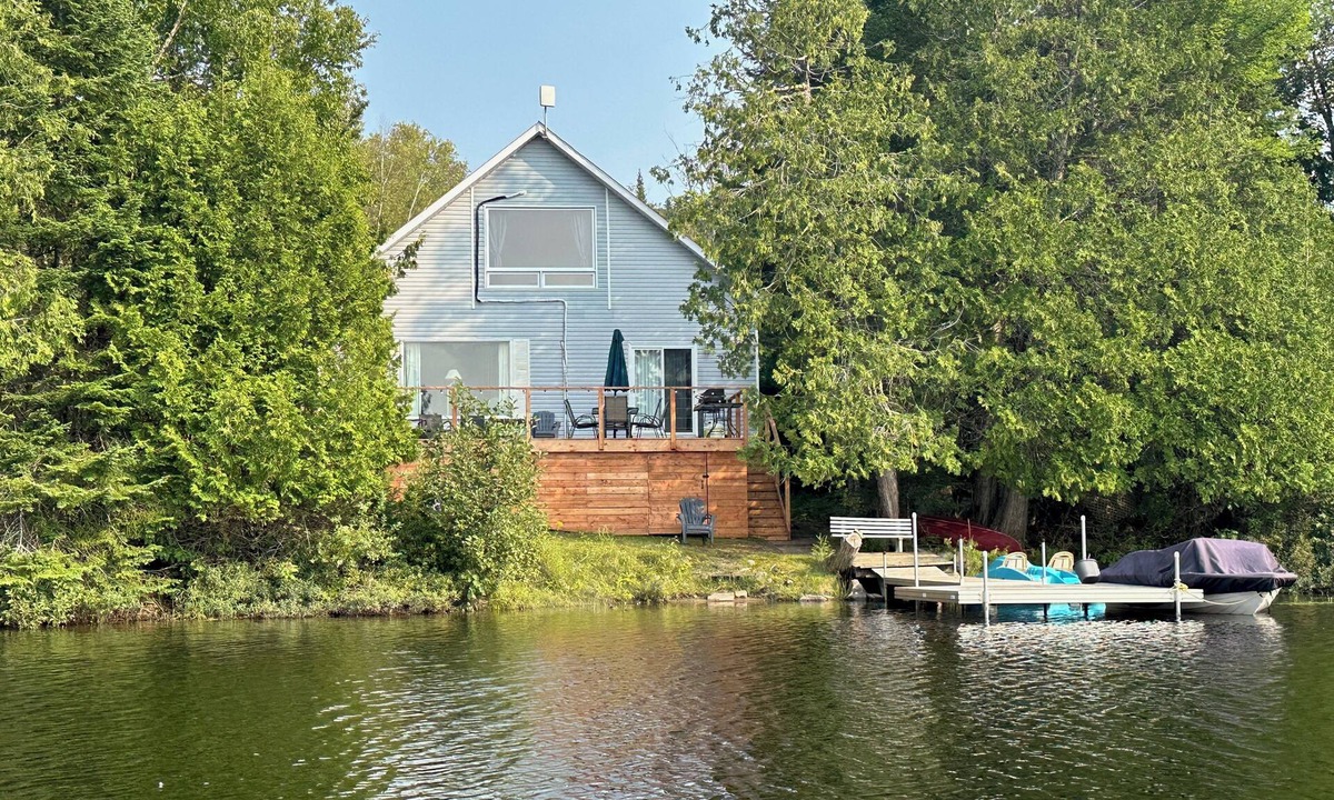 Wentworth-Nord Ski Chalet | Silk Spacious Lakefront Cottage: Flat Beach, Great View, 5 min to store & SAQ