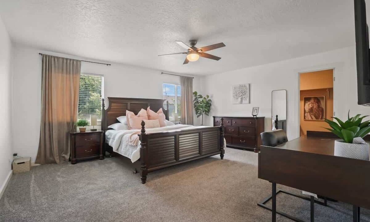 Nampa House | Silver River Retreat Large Home! Community Pool