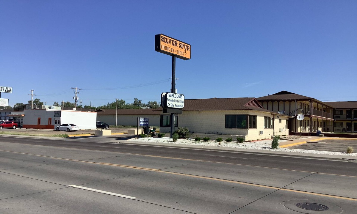 Dodge City Apartment | Silver Spur Vintage Inn & Suites