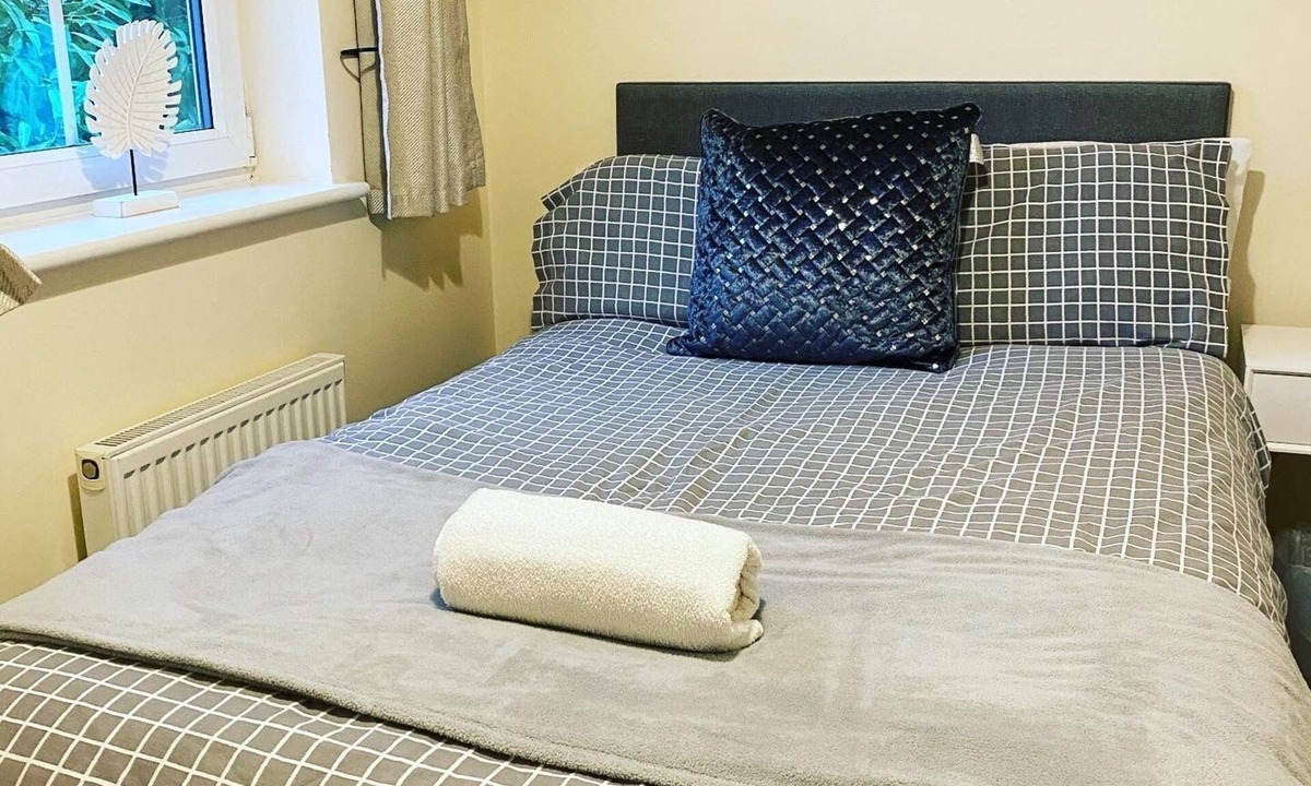 Ashby-de-la-Zouch House | Silver Stag Properties, Modern 3 BR Home w Parking