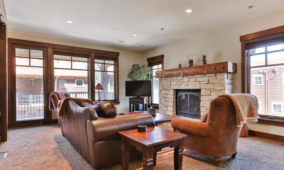 North Park City Condo | Silver Star 701 -Ski In/Ski Out - Sleeps up to 11 - Private Hot Tub