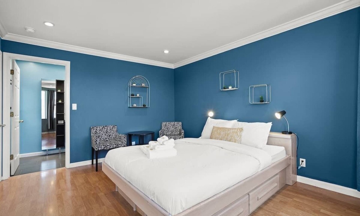 Little Hollywood House | Silver Terrace Gem Stunning Spacious 2BR Residence