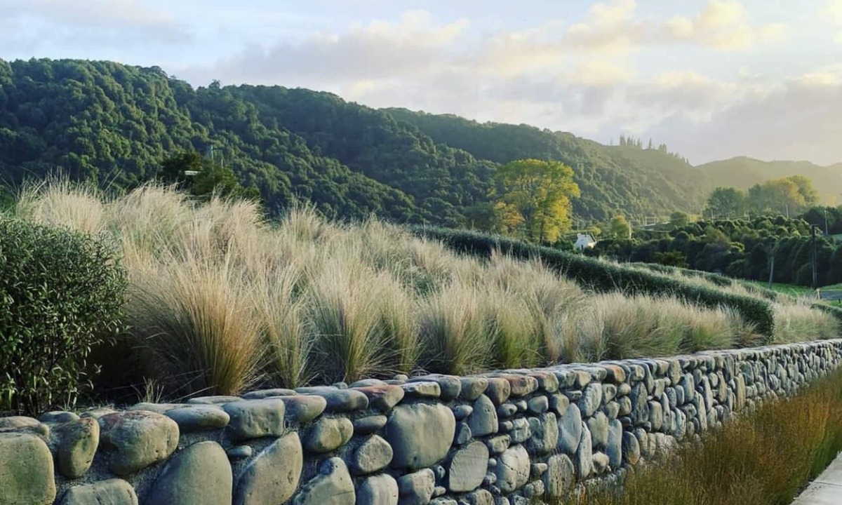 Stokes Valley Hotel | Silverstream Retreat