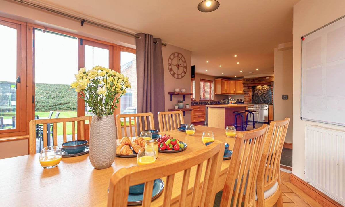 Muxton House | Silverwood Main House | Modern & Spacious - Pass the Keys