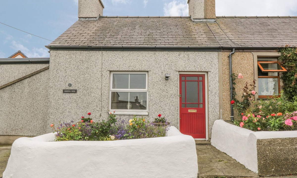 Llanfaethlu House | SIMDDA WEN COTTAGE, pet friendly, with open fire in Llanfaethlu