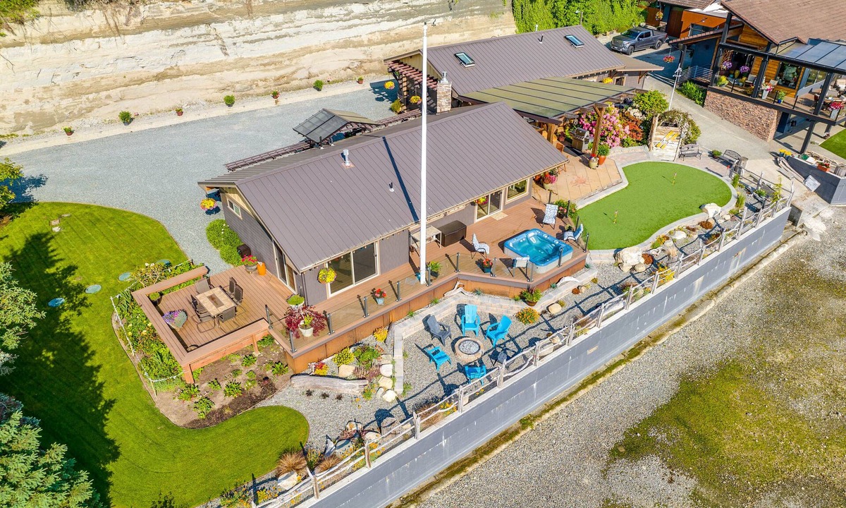 Anacortes House | Similk Bay Retreat with Deck, Fire Pit + Hot Tub!