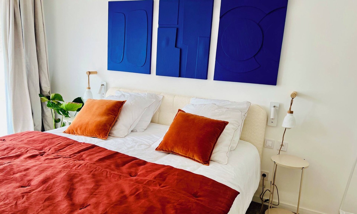 Tizac-de-Curton Apartment | Simone apartment, pool view, between Bordeaux and Saint Emilion.