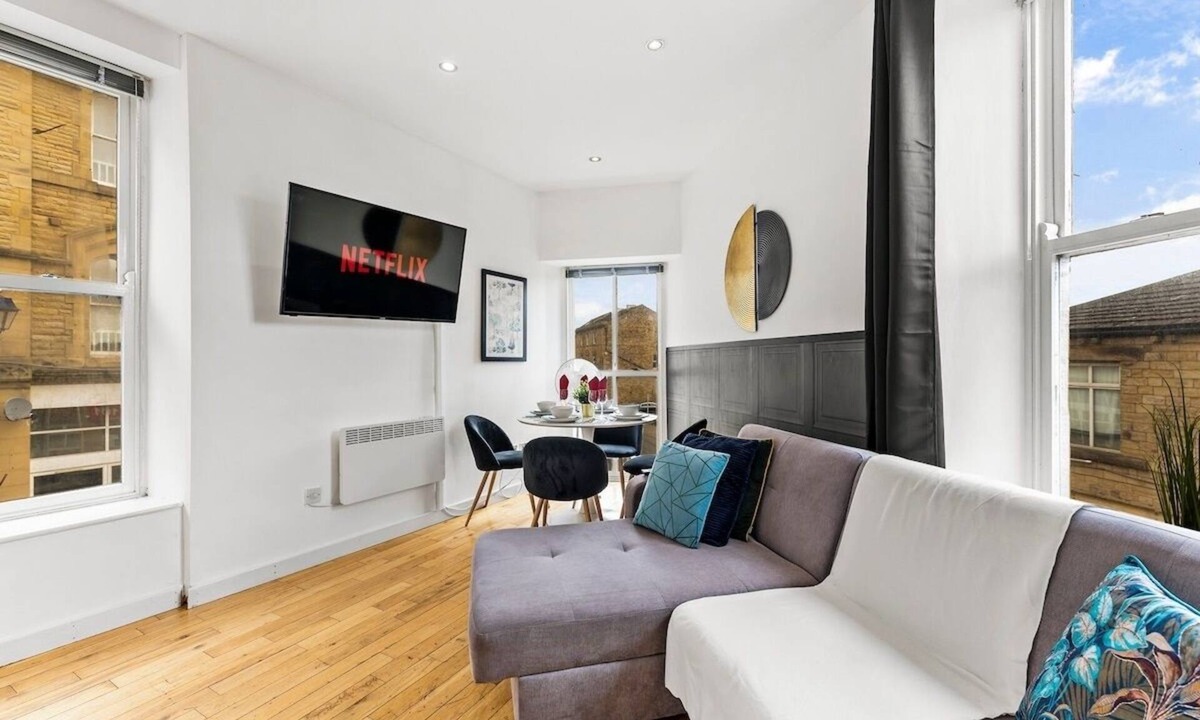 Dewsbury Apartment | Simple 2 Bed in Central Dewsbury - Sleep 5