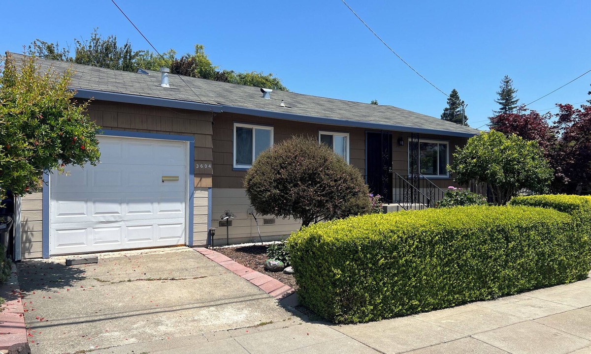 Castro Valley House | Simple 2B1B Front Unit with Full Kitchen and Parking - 3604