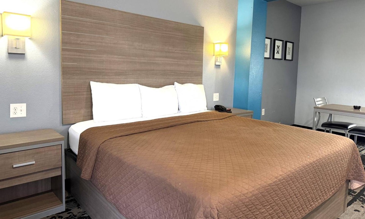 Westfield Hotel | Simple & Affordable Room Near Houston’s Key Attractions | Free Parking