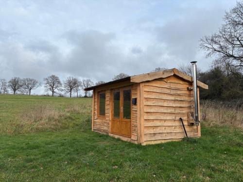 Chiddingstone Ski Chalet | Simple Basketmakers Hut Cabin for Two