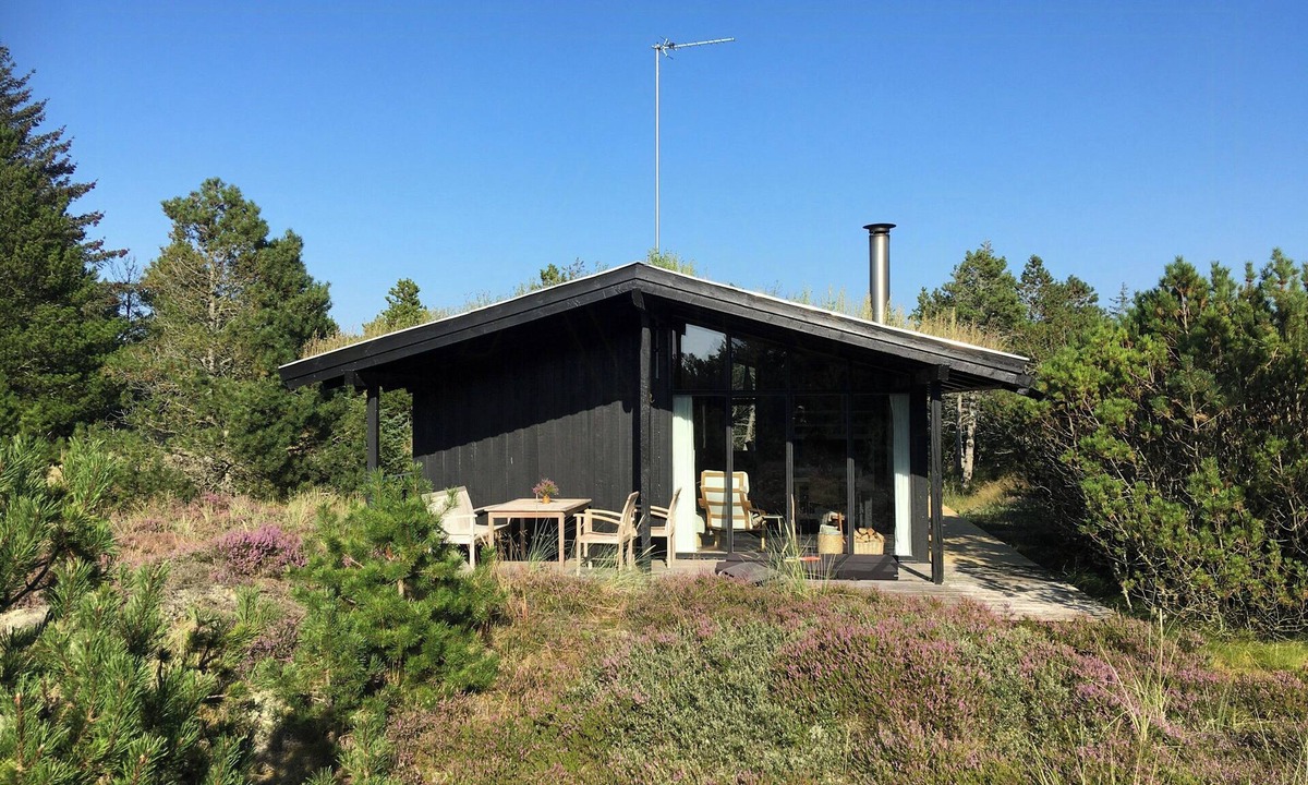 Skiveren House | Simple living in the 70s summer house at Skiveren
