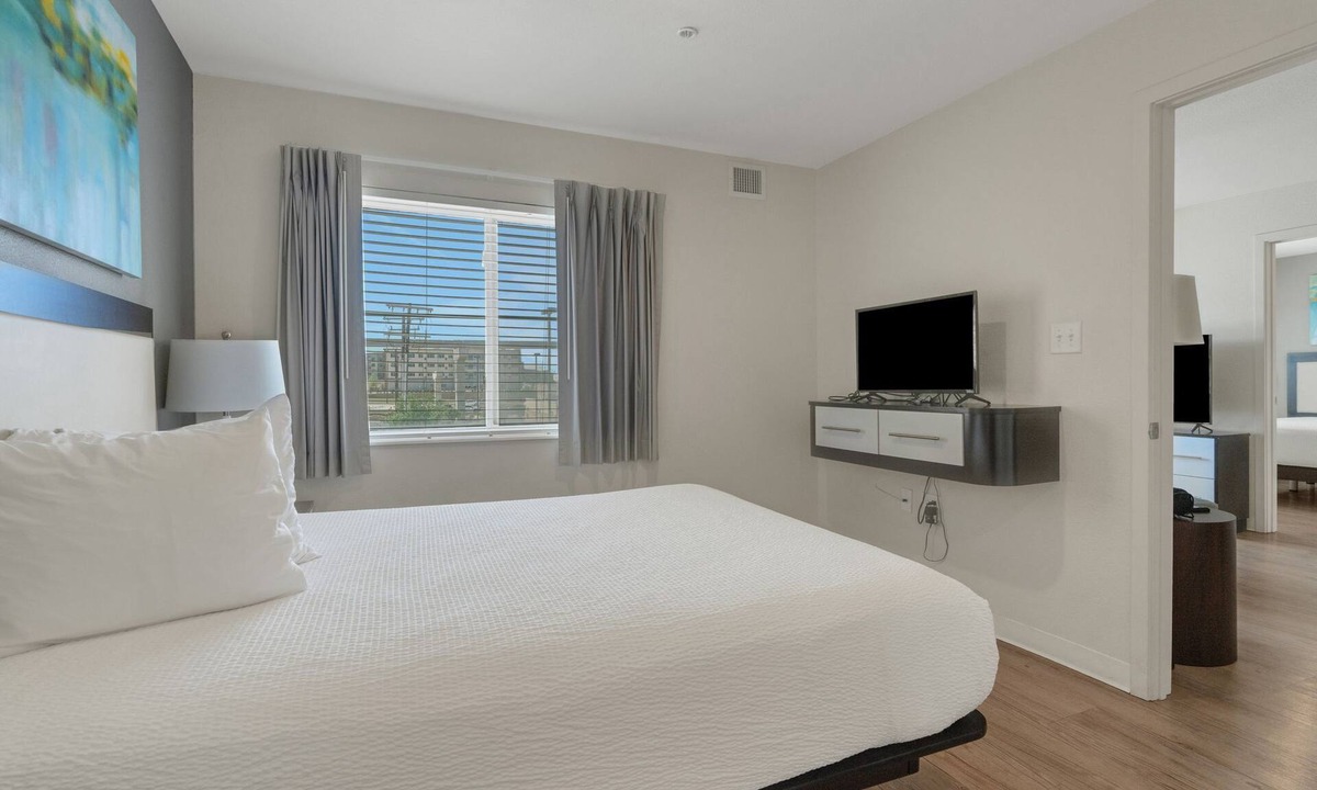 Far North Central Apartment | Simplicity At the Rim 1208 I Comfy 2 Bed 2Bath