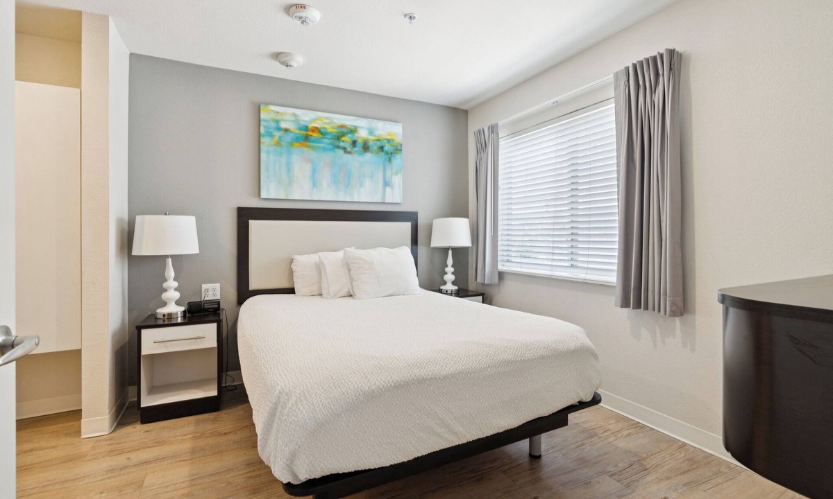 Far North Central Apartment | Simplicity At the Rim 1202 I Comfy 3 Bed 2 Bath