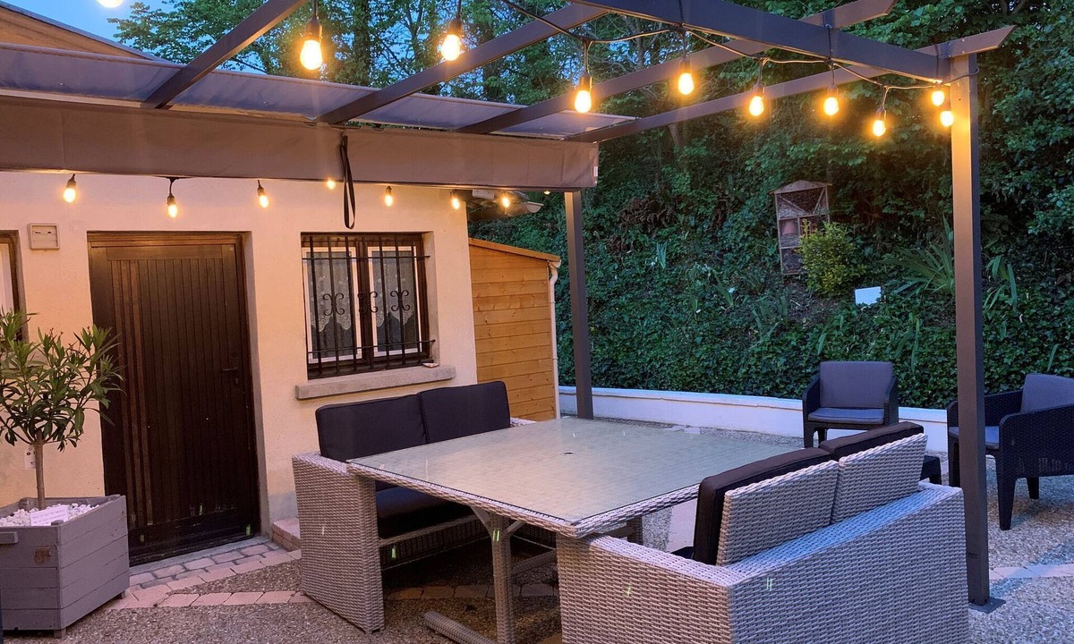 Saint-Laurent-sur-Mer House | Simplistic holiday home with terrace