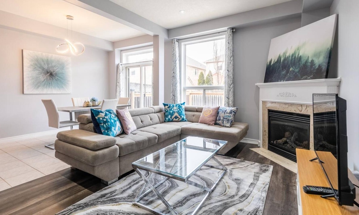 Stoney Creek House | SimplyComfort. 3BR 2.5 BA, HOT TUB, GYM, SAUNA, BBQ, PLAYGROUND
